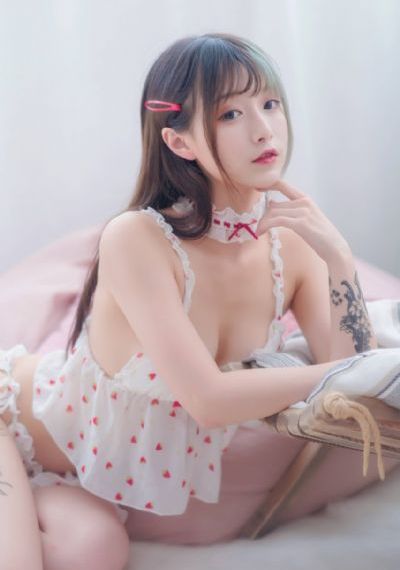 一部皇上吃宫女奶三级